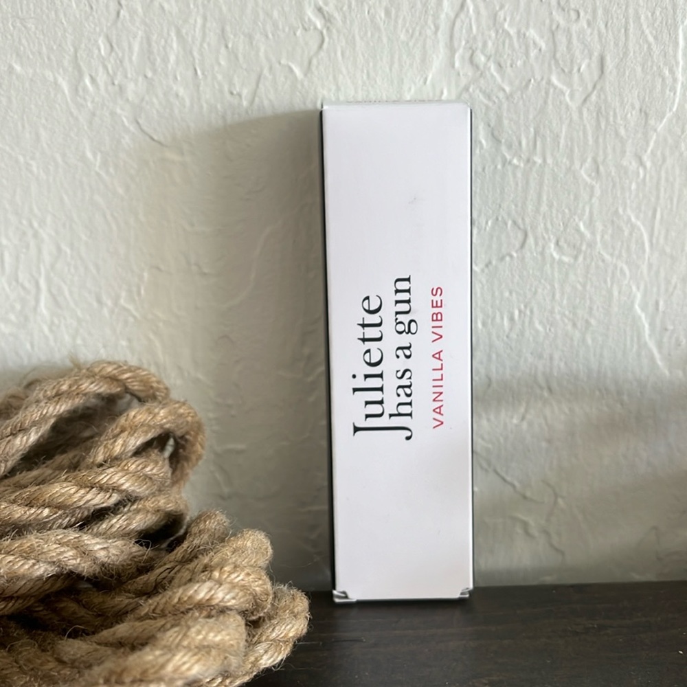 Juliet has a gun! Vanilla vibes 5ml deluxe sample